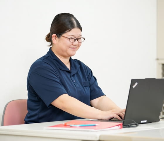 利用者さまの食事サポートをしている写真